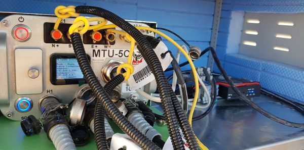 MTU-5C veri kayıt cihazının detaylı kablolama ve bağlantı ekranı, saha kurulum dolabı içinde görüntüleniyor.