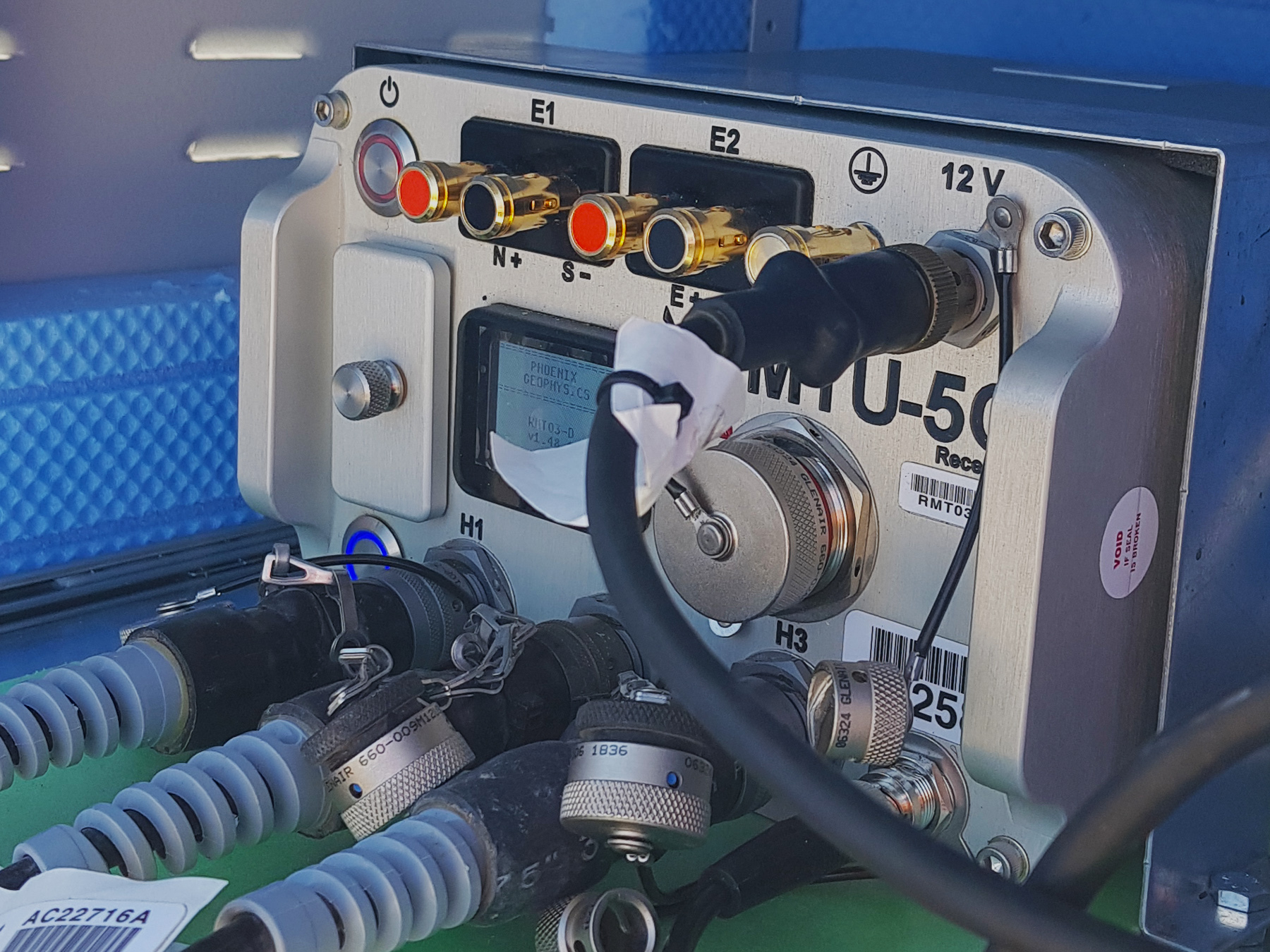 MTU-5C veri kayıt cihazının bağlantı noktaları ve aktif durumda çalışan sistem arayüzü detaylı biçimde görüntüleniyor.