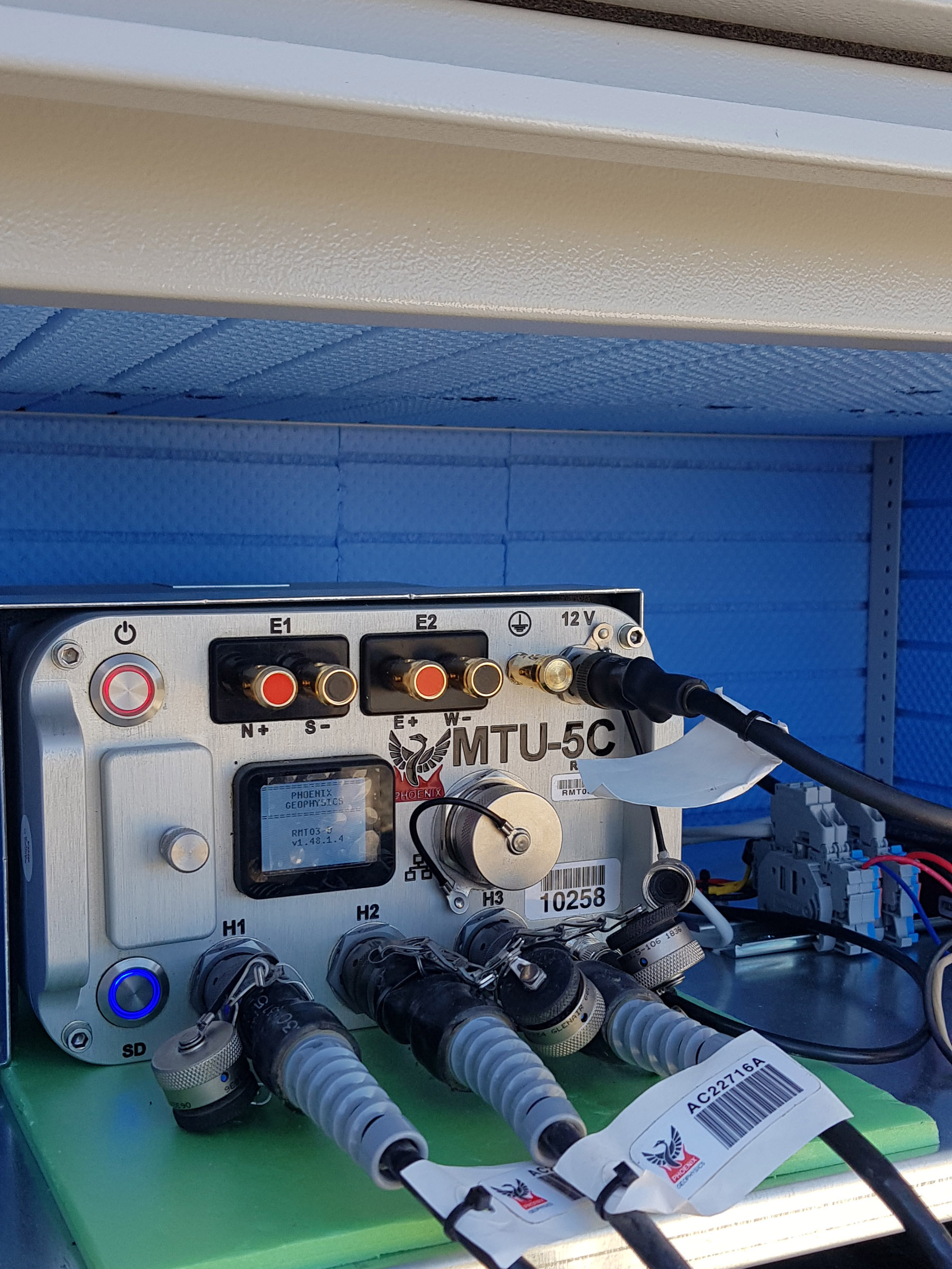 Phoenix Geophysics MTU-5C manyetotellurik veri kayıt cihazı, saha kurulumunda bağlantı kablolarıyla birlikte aktif kullanım öncesi konumlandırılmıştır.